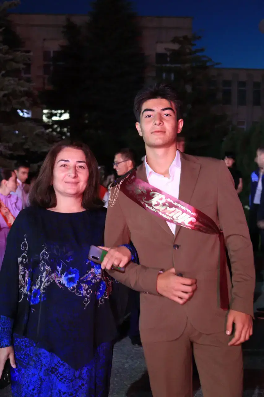 Выпускники — пара в вечерних нарядах