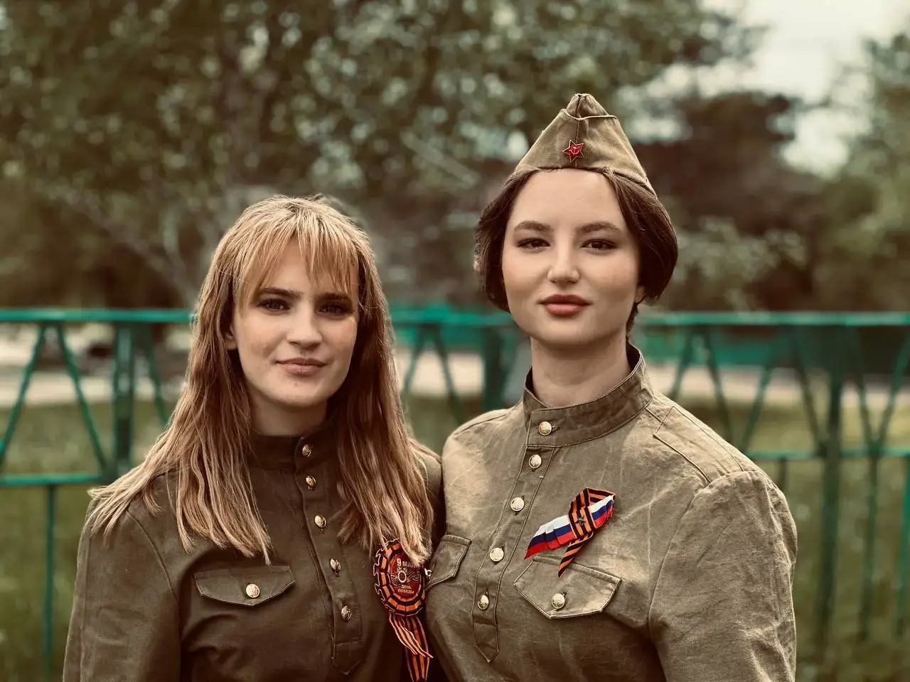 Две девушки в военной форме времён Великой Отечественной