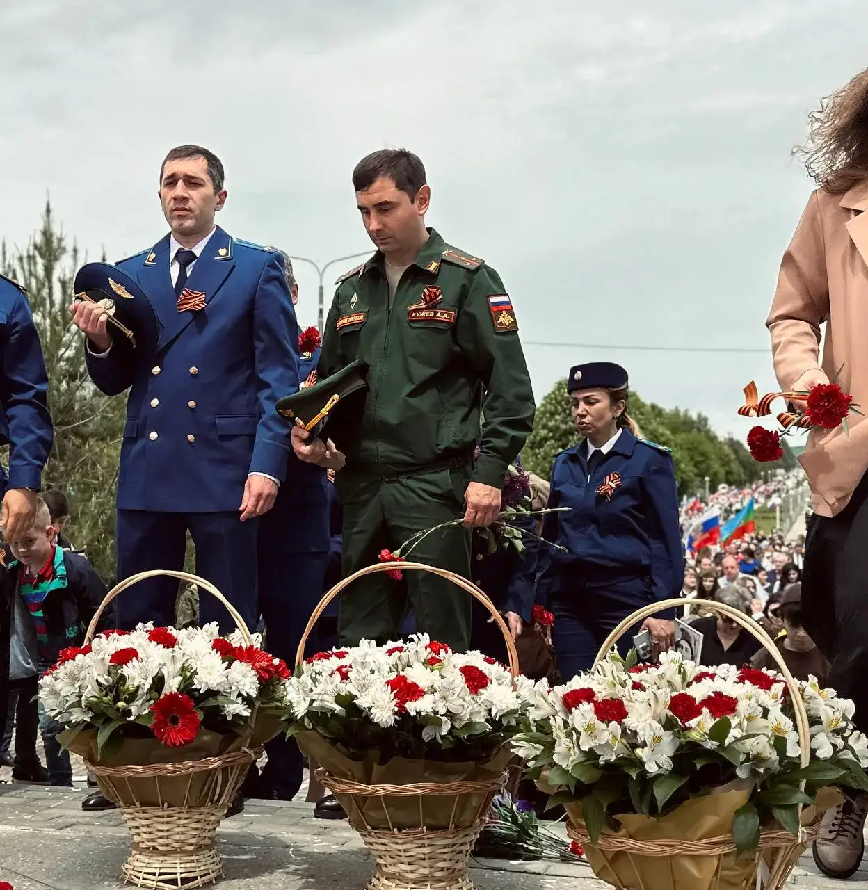 Военные и полицейские возлагают корзины цветов к мемориалу