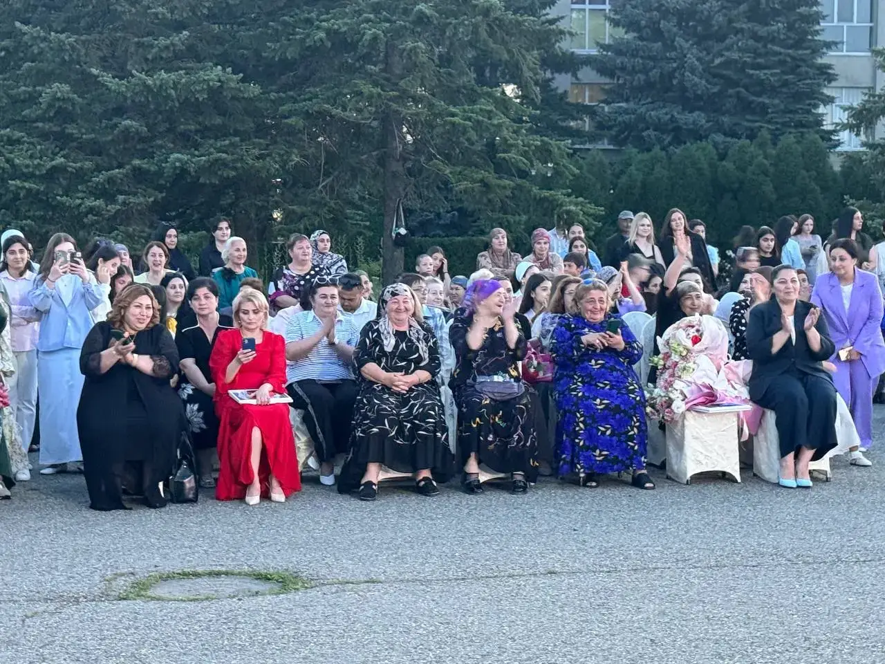 Выпускники на площади во время праздника