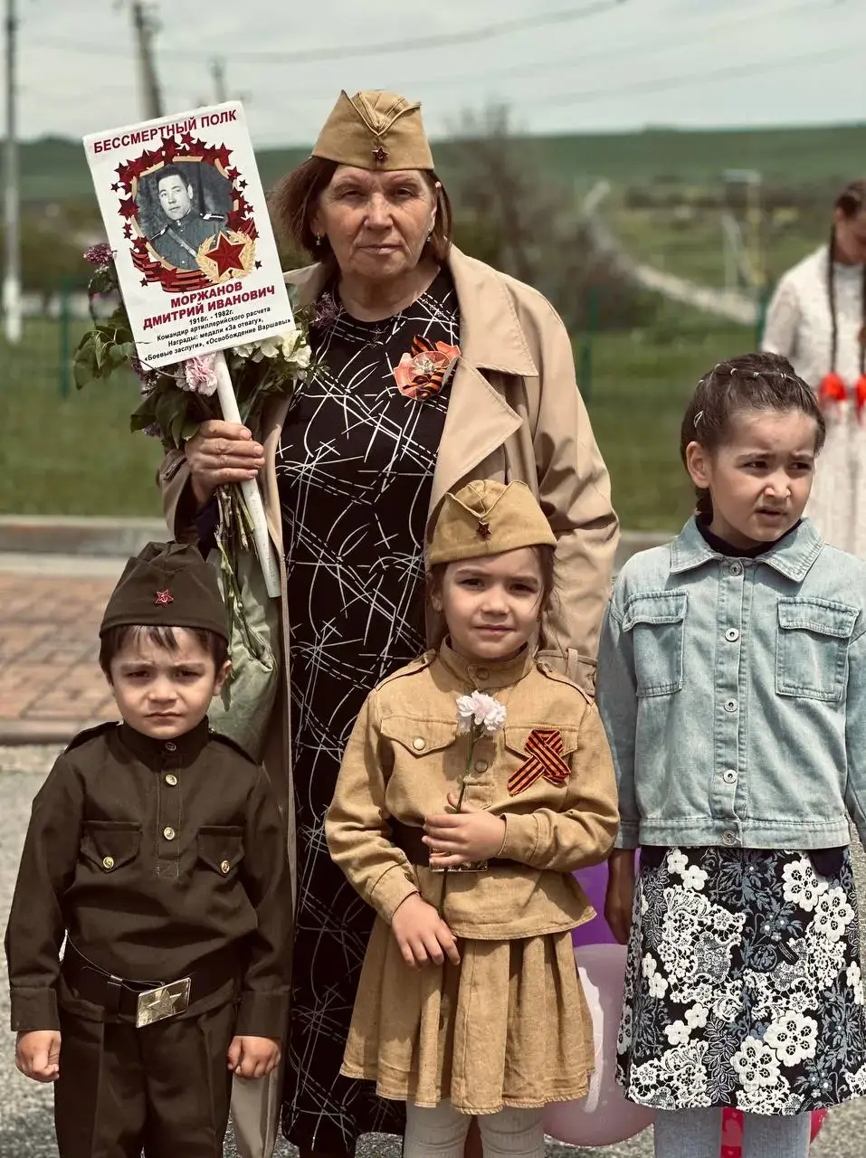 Женщина с портретом фронтовика и дети в пилотках