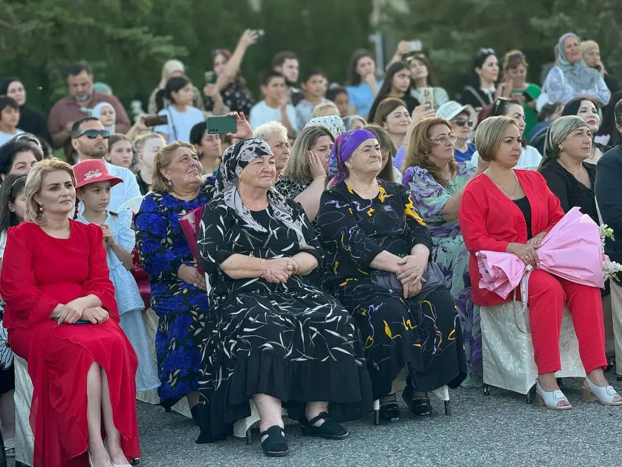 Зрители на выпускном вечере