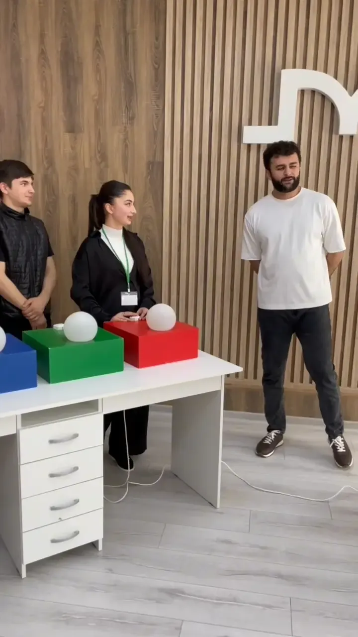 Команды школьников за столами на игре «Лиги эрудитов» в молодёжном центре