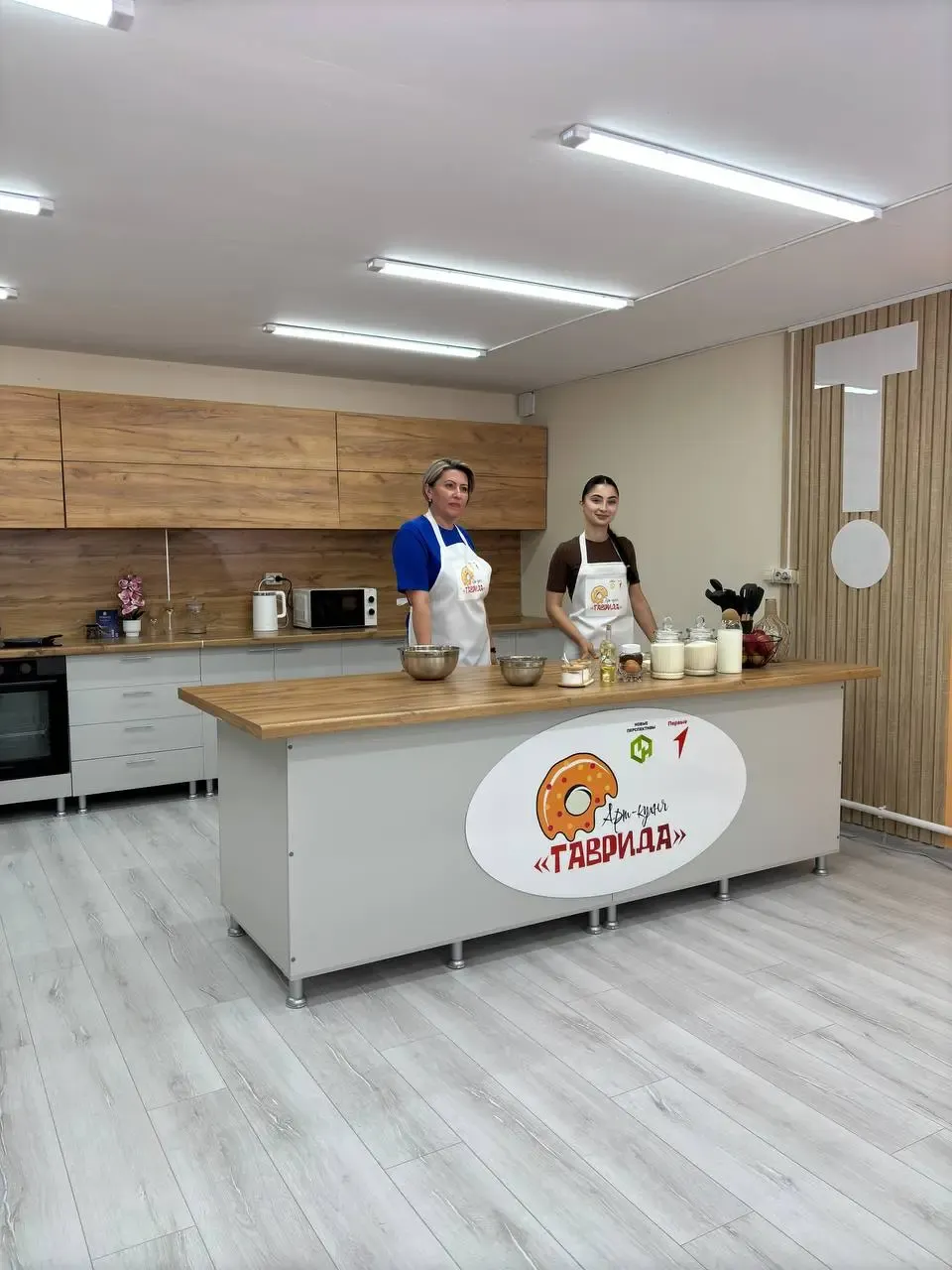 Кулинарная мастерская центра — кухонный остров с логотипом «Таврида»