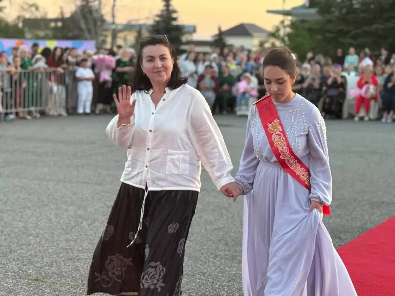 Выпускник на красной дорожке
